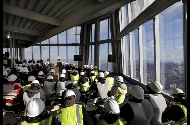 AP - Presidente de la Autoridad Portuaria David Samson, explica como los ascensores llevarán a los visitantes hasta la cima en un solo minuto, pero la experiencia de visitar la atracción tomará una hora.