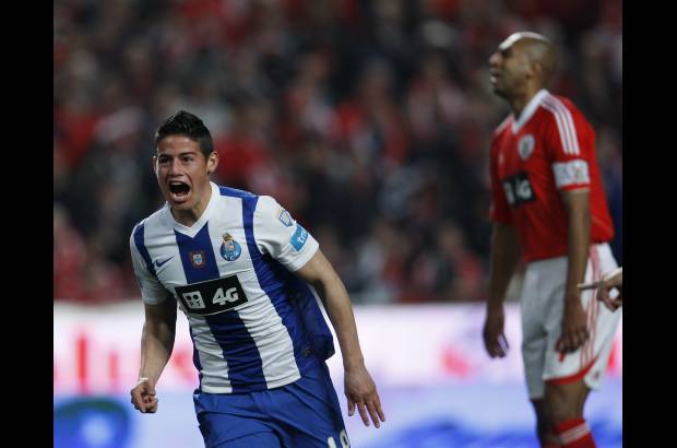 Reuters - James Rodr&#237;guez fue la gran figura del Oporto en la victoria 3-2 contra el Benfica. El equipo del colombiano con los tres puntos de visita recuper&#243; el liderato de la liga de Portugal. James marc&#243; uno de los 3 goles.