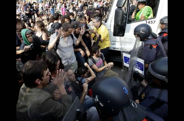 Reuters - La policía autonómica catalana despejó la plaza de Cataluña en Barcelona, donde acampaban integrantes de un movimiento contra el desempleo y las medidas de austeridad conocido como "indignados", en medio de enfrentamientos entre manifestantes y agentes de seguridad.
