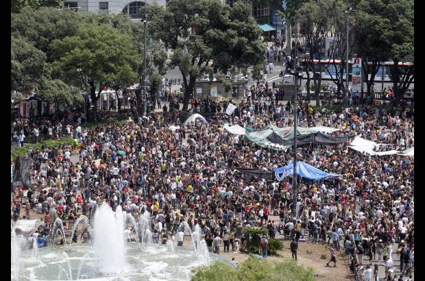Reuters - Los indignados permanecen acampados en la céntrica Plaza de Cataluña de Barcelona desde hace dos semanas.