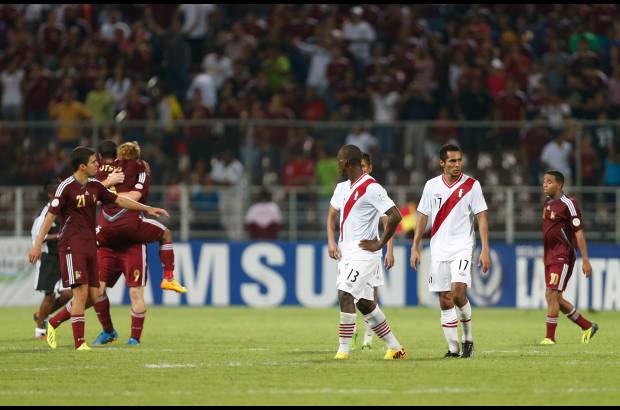 AP - Per&#250; le dijo adi&#243;s a sus aspiraciones mundialistas a falta de dos fechas para concluir las eliminatorias.