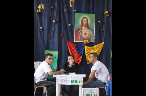 Donaldo Zuluaga - Y ni el Sagrado Corazón de Jesús, imagen religiosa tradicional en el país, se quiso perder la fiesta democrática.