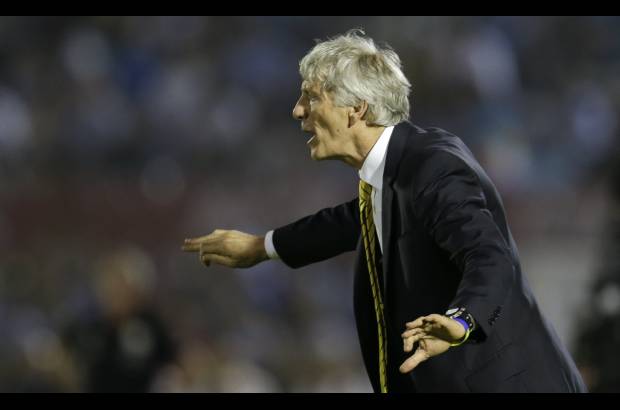AP - Colombia se plant&#243; con un equipo m&#225;s estable aunque con la ausencia del defensa Pablo Armero y el volante Macnelly Torres. En la imagen el t&#233;cnico de Colombia, el argentino Jos&#233; Pekerman.