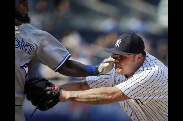 AP - El jugador de New York Yankees Joba Chamberlain en pleno juego contra los Azulejos de Toronto en Nueva York.