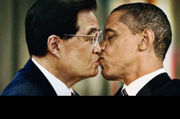 Cortes&#237;a - La nueva campa&#241;a de comunicaci&#243;n del grupo italiano United Colors of Benetton muestra a varios lideres mundiales bes&#225;ndose, para los creadores es un intento por unir las culturas y los pueblos. En la imagen aparece el Presidente de E.U, Barack Obama, bes&#225;ndose con el presidente de China, Hu Jintao.