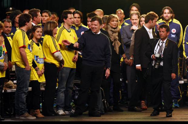 Colprensa - Santos recordó el caso de Sur África, durante el gobierno de Nelson Mandela, cuando el país estaba en guerra y logró ganar el campeonato mundial de Rugby, Mandela encontró en su selección ese factor de unión, unió al país y el país todo apoyó a su selección y quedaron campeones mundiales.