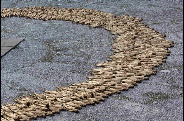 Reuters - As&#237;, en el Sal&#243;n Real del Teatro Nacional, una monta&#241;a de cuerpos dorados simbolizar&#225; la riqueza acumulada.