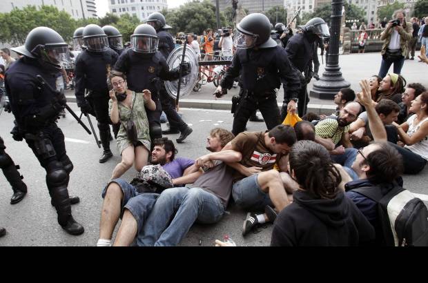 Reuters - La intervención policial, llevada acabo conjuntamente por la Policía autonómica de Cataluña y la Guardia Urbana, se saldó con un detenido y más de 120 heridos, entre ellos 37 policías.