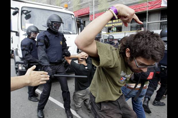 Reuters - En la operación participaron unos 300 agentes, 200 mossos y 100 miembros de la Guardia Urbana, según la portavoz de la policía autonómica catalana.