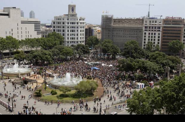 Reuters - El movimiento ha visto algunas de sus manifestaciones más numerosas en Madrid, donde cientos de personas siguen acampadas en la Puerta del Sol, aunque los pequeños comerciantes de la zona han pedido la retirada por considerar que las ventas se están viendo afectadas.
