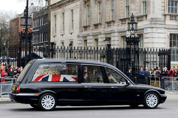 Reuters - Primer ministro británico Cameron y su esposa salen después del funeral de Margaret Thatcher.