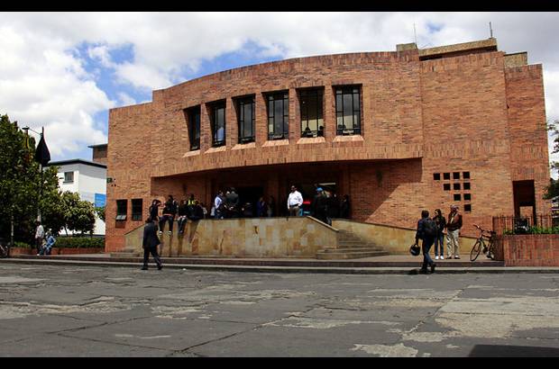 Colprensa - En la Funeraria Gaviria, al norte de Bogot&#225;, reposan moment&#225;neamente los restos mortales del presentador Fernando Gonz&#225;lez Pacheco.