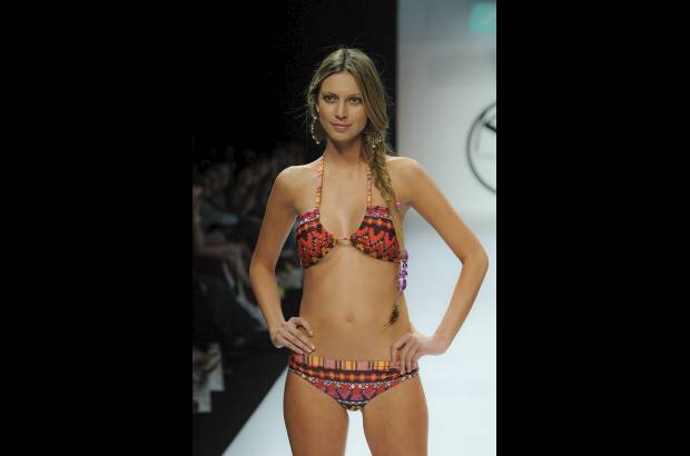 Cortesía - La marca mezcló lo romántico con lo tribal de forma equilibrada y sin caer en los excesos con estampados que dieron la apariencia de tejidos manuales.