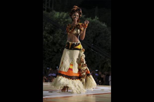 Foto Colprensa - La Se&#241;orita Choc&#243;, Edy Johana Asprilla Leudo, con su vestido artesanal Prende la Vela.
