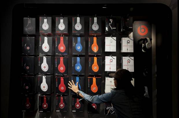 - El volumen muy alto más la vibración del sonido en auriculares insertos en el oído pueden generar sordera.