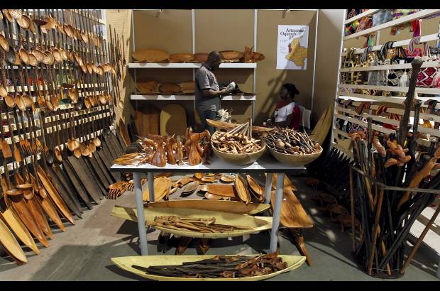 - Representantes del Pacífico Colombiano muestran su trabajo en talla de madera. Se presentan como Artesanías Oquendo.