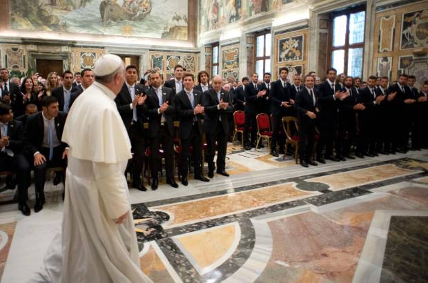 - El Papa Francisco, primer Pontífice latinoamericano de la historia, recibió este martes en audiencia privada en el Vaticano a las selecciones de fútbol de Italia y Argentina, que este miércoles disputarán un partido amistoso en Roma.