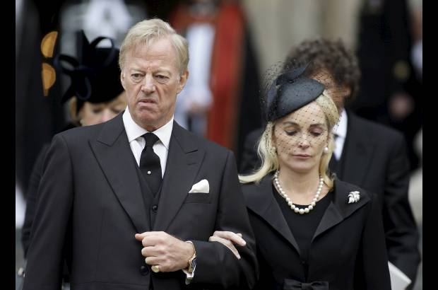 AP - Mark Thatcher y su esposa Sarah salen de la ceremonia en la catedral de San Pablo.
