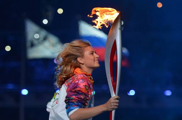 AFP - La llama olímpica llegó al estadio de manos de la tenista María Sharapova, que vivió varios años en Sochi.
