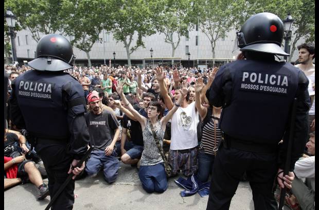 Reuters - El movimiento convocó a una concentración pacífica de protesta en la plaza más tarde y un "cacerolazo", mientras que pidieron más material para volver a reconstruir el campamento.
