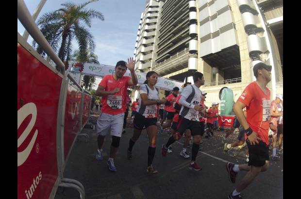 Esteban Jaramillo y Sebastián Salazar - Más de 10 mil competidores se dieron cita en esta histórica cita deportiva que se corría en las modalidades de 5, 10, 21 y 42 kilómetros.