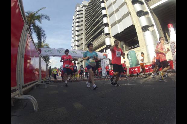 Esteban Jaramillo y Sebastián Salazar - Más de 10 mil competidores se dieron cita en esta histórica cita deportiva que se corría en las modalidades de 5, 10, 21 y 42 kilómetros.