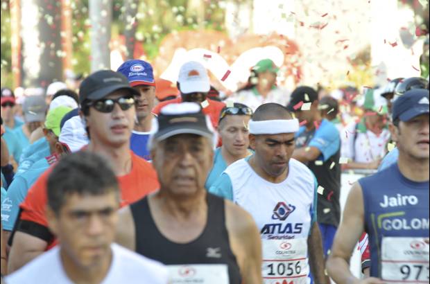 Esteban Jaramillo y Sebastián Salazar - Más de 10 mil competidores se dieron cita en esta histórica cita deportiva que se corría en las modalidades de 5, 10, 21 y 42 kilómetros.