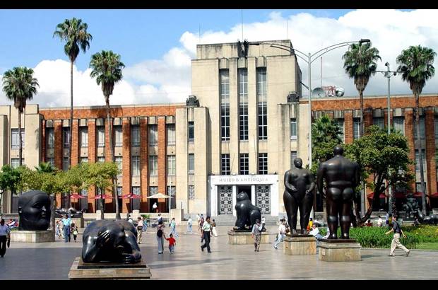 FOTO EL COLOMBIANO - El Parque de las Esculturas se convirti&#243; en referente cultural y tur&#237;stico de Medell&#237;n, y en ejemplo de recuperaci&#243;n social. Las esculturas est&#225;n en a la vista y alcance de todos los visitantes, que suelen tomarse fotos al lado de los &quot;gordos&quot; de Botero.