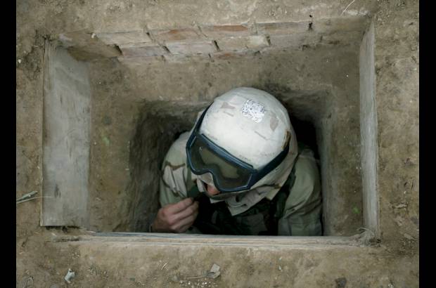 AP - Agujero usado por Saddam Hussein como escondite antes de ser capturado el 13 de diciembre 2003.