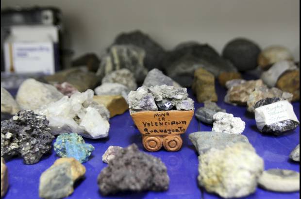 Foto Paulo Andr&#233;s Montoya - Muestras de cenizas y piedras que se recolectan en los volcanes de influencia de ese observatorio.