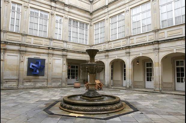 Foto archivo Colprensa - Esta escultura azul se encuentra en uno de los patios del Palacio de Nari&#241;o.