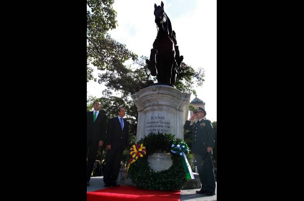 R&#243;bison S&#225;enz - Con una ofrenda floral se record&#243; la haza&#241;a del Libertador Sim&#243;n Bol&#237;var.