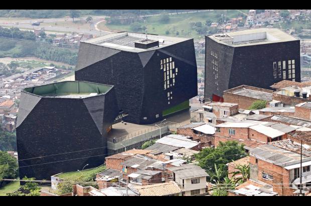 FOTO EL COLOMBIANO - Espacios dise&#241;ados para contribuir a la transformaci&#243;n de la ciudad desde los &#225;mbitos educativo, cultural y social. En los parques biblioteca convergen distintas instituciones en un mismo espacio para generar tejido social y plantear un nuevo estilo de convivencia.