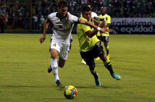 COLPRENSA - El delantero Jéfferson Duque estuvo muy solo, sobre todo cuando Nacional se quedó con diez jugadores por la expulsión de Farid Díaz.