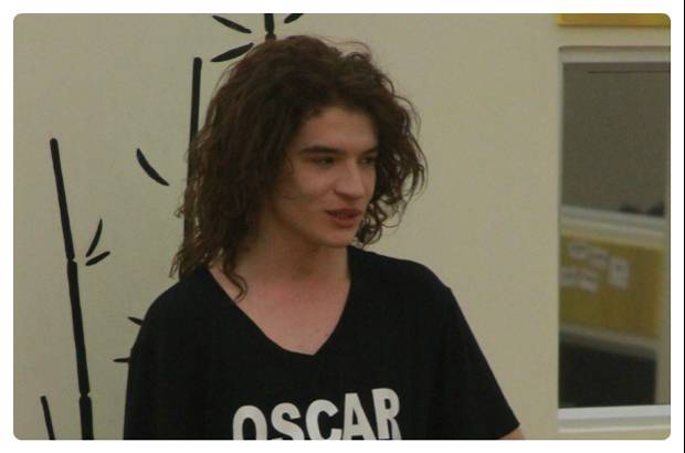 Cortes&#237;a Canal RCN - Las tensiones en la Casa Estudio alteran los nervios de &#211;scar. El joven vot&#243; en el cara a cara por Jhoan, una decisi&#243;n que Diana X y Andrea le recriminaron despu&#233;s. &#211;scar sufre una crisis nerviosa que no puede manejar y por disposici&#243;n m&#233;dica debe, de nuevo decir adi&#243;s al reality. En su reemplazo, &#243;Scar eligi&#243; a...