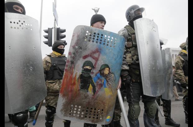 AP - El arte tambi&#233;n llega a los escudos, aqu&#237; un manifestante en la plaza de la independencia de Kiev, en Ucrania.