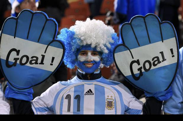 Reuters - Este hincha le acertó al marcador del encuentro.