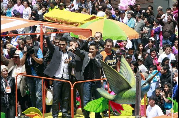 Colprensa - Otros que llegaron al carnaval por la solidaridad fueron los integrantes del grupo Bonka, Pipe Bueno, Jorge Celed&#243;n y �la Chechi Baena&#39; que encabez&#243; la carroza de Coldeportes.