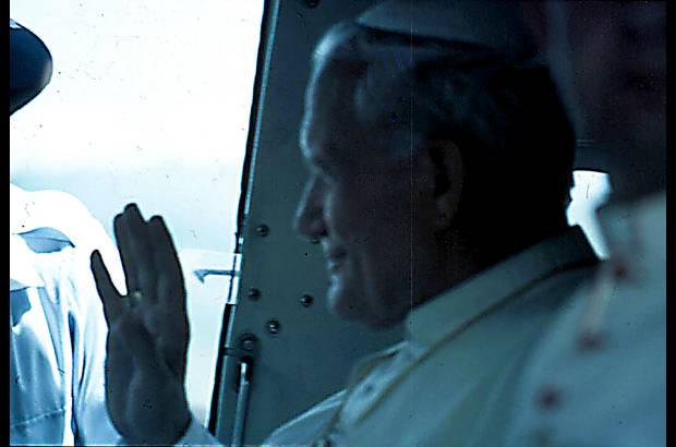 Foto Archivo Colprensa - El Papa Juan Pablo II saluda a los miles de feligreses que se congregaron en Armero, en junio del 86, meses despu&#233;s de la tragedia que borr&#243; esta poblaci&#243;n del Tolima.