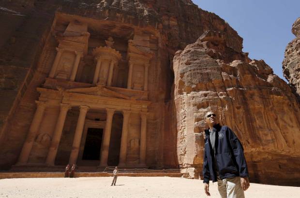 Reuters - Obama se detiene a mirar el sitio hist&#243;rico y arqueol&#243;gico de Petra.