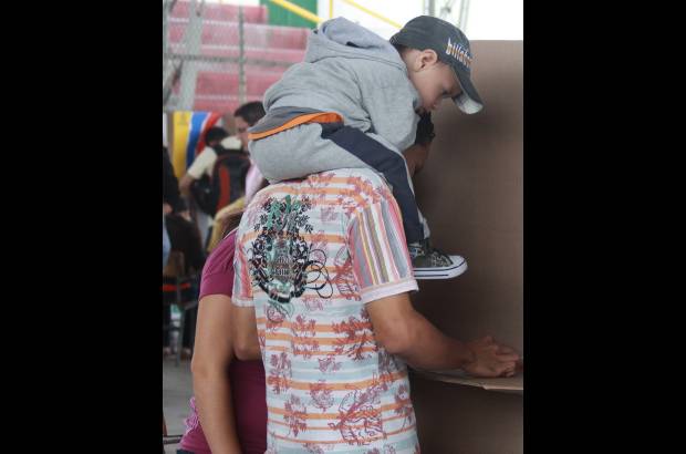 Donaldo Zuluaga - Los padres de familia votaron en compañía de sus hijos para enseñarles desde pequeños, como se ejerce la democracia.