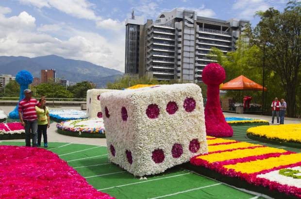 ESTEBAN VANEGAS - Los Gigantes de Flores este a&#241;o rinden homenaje a los tradicionales juegos antioque&#241;os como el parqu&#233;s, el trompo, el catapiz y la pirinola.