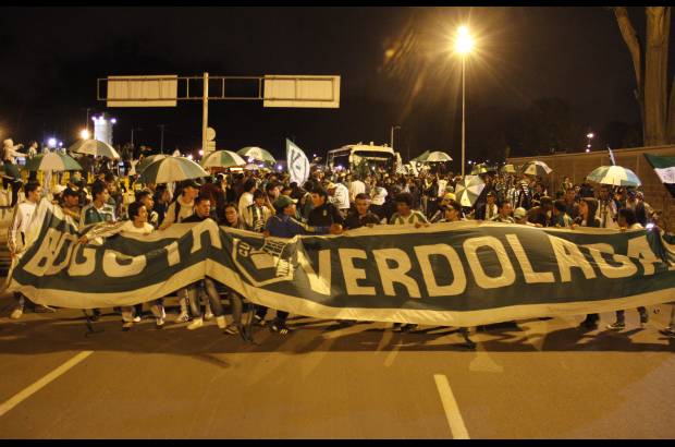 Colprensa - Y la promesa se cumpli&#243;, sobre las 8:00 de la noche, el elenco verdolaga sali&#243;, no sin antes de detenerse y agradecer desde la ventana, el apoyo y la energ&#237;a de la hinchada capitalina que, sin importar las horas, aguard&#243; pacientemente para ver a sus jugadores.