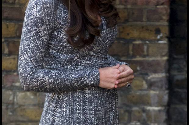 AP - Los reportes se centraron en su creciente vientre y su vestido de Max Mara.