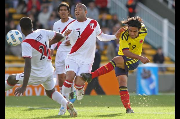 AP - Per&#250; se clasific&#243; con goles de Carlos Lobat&#243;n y Juan Vargas a los 101 y 111 minutos, respectivamente.
