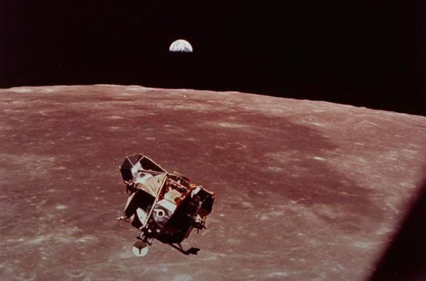 AP - NASA - Julio 20 de 1969. El módulo lunar del Apolo 11 se eleva desde la superficie de la luna para el acoplamiento con el módulo de mando y el viaje de regreso con la tierra en el fondo.