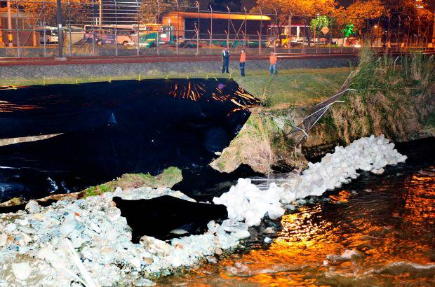 FOTO JUAN ANTONIO S&#193;NCHEZ - El &#193;rea Metropolitana detect&#243; el domingo que el crecimiento del r&#237;o desetabiliz&#243; y socav&#243; el muro, se llev&#243; parte de &#233;l y de la tierra, que en esa parte es muy d&#233;bil.