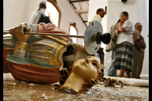 Esteban Vanegas - Cientos de curiosos se agolparon en la iglesia, en las primeras horas de la ma&#241;ana para observar los da&#241;os en la hist&#243;rica catedral.