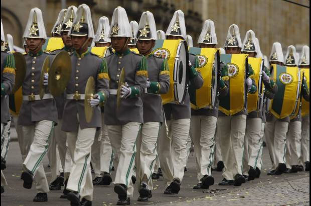 Colprensa - Las celebraciones por los 201 a&#241;os de Independencia de Colombia se vivieron llenas de color y sentimiento patrio este mi&#233;rcoles en la Plaza de Bol&#237;var de Bogot&#225;, donde el presidente Juan Manuel Santos encabez&#243; los actos.