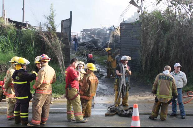 Manuel Saldarriaga - Dos locales, ubicados cerca al peaje de la Autopista Medellín-Bogotá, en el municipio de Bello, resultaron afectados por un incendio.